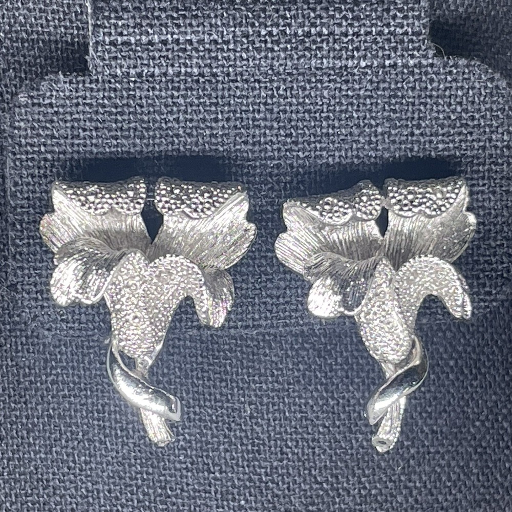 VTG Coro Lily Flower Earrings Signed Clip-on Grannycore Estate Pair Silver Tone